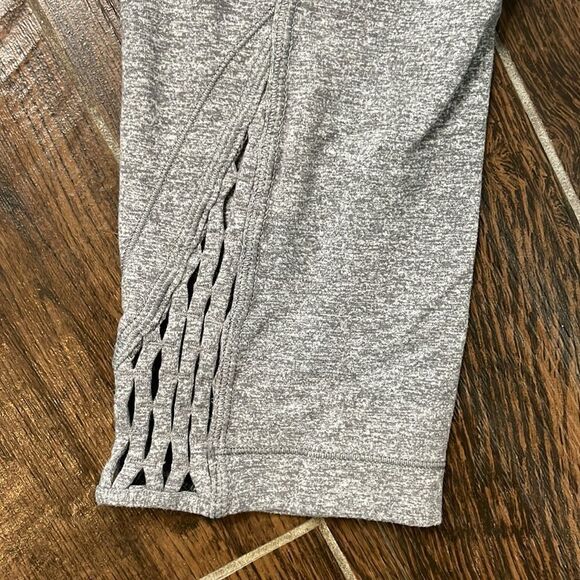 🧘 Lululemon Cropped Leggings - Size 8 - Thicker Material - Picture 5 of 6
